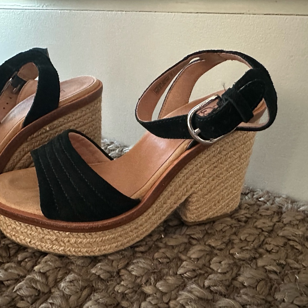 Unique Fabulous Ugg Sandals $98 - 30% off - Picture 2 of 6
